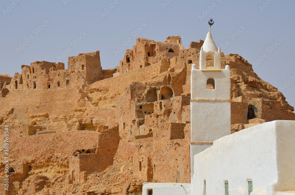 Vista panoramica de la antigua ciudad de Chenini en Tunez