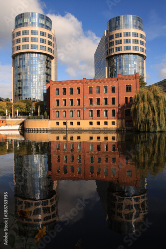 Goldener Oktobertag am Moabiter Spreebogen in Berlin photo