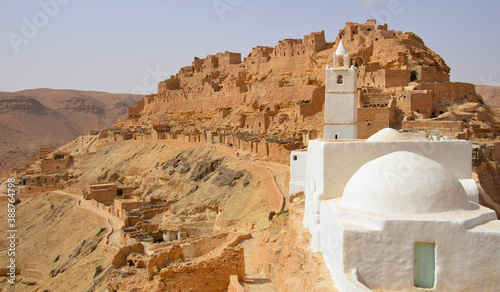 Vista panoramica de la antigua ciudad de Chenini en Tunez photo