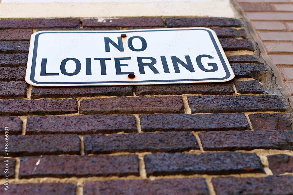 Obraz premium no loitering sign on brick wall