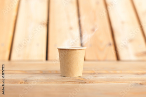 Paper cup on wood. Wooden Terrace. Pappbecher auf Holz. Holz Terrasse.