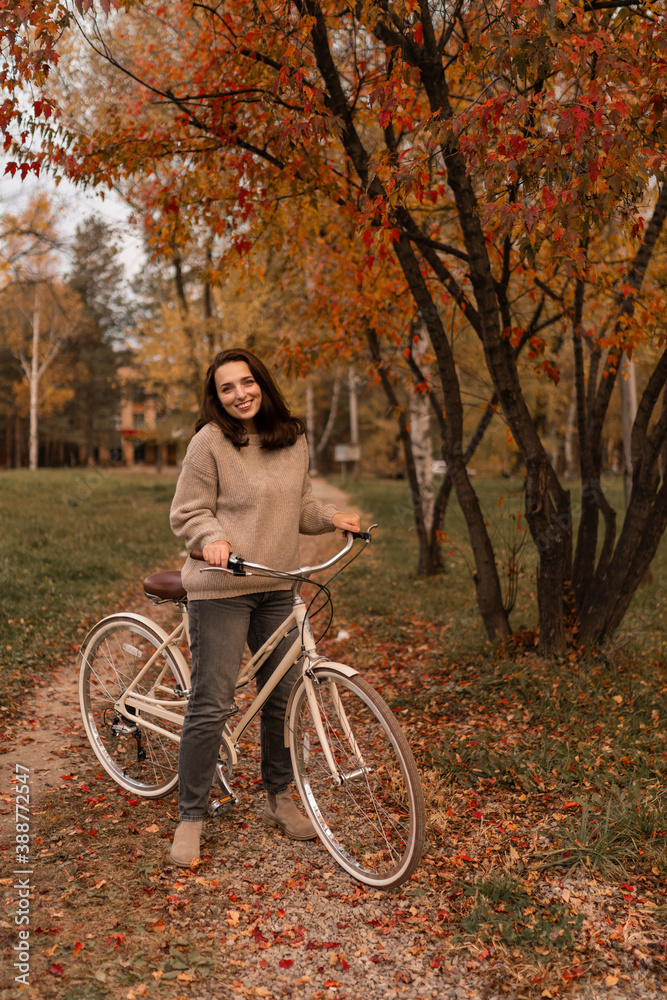 Obraz premium couple riding bikes in autumn park