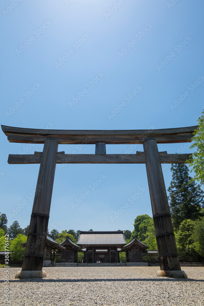 吉野神宮の大鳥居と神門 吉野神宮の大鳥居と神門