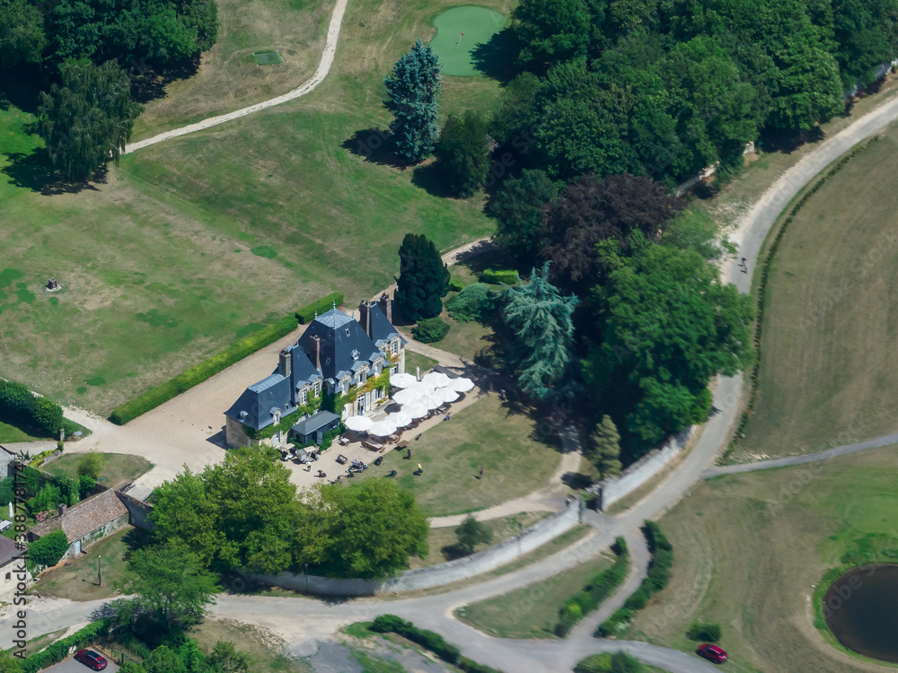 vue aérienne du château de Chaumont-en-Vexin dans l'Oise en france