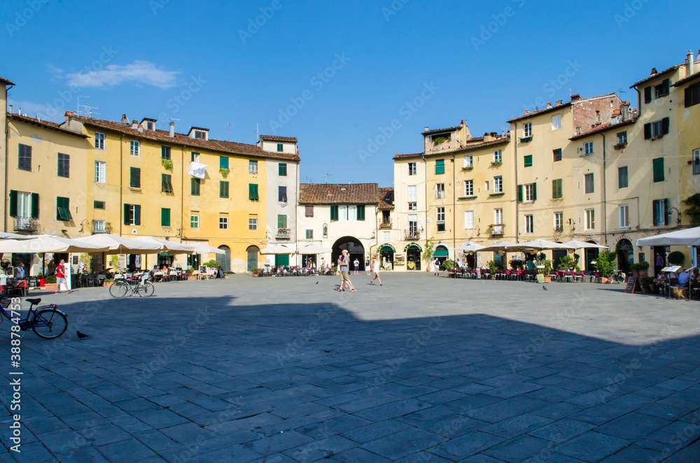 La piazza dell'anfiteatro a Lucca lungo la Via Francigena