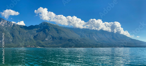 Panorama einer langen Wolke die über dem Gardasee und den Bergen des Monte Baldo und Malcesine schwebt