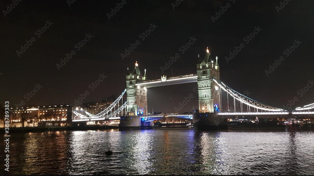 Obraz premium tower bridge at night