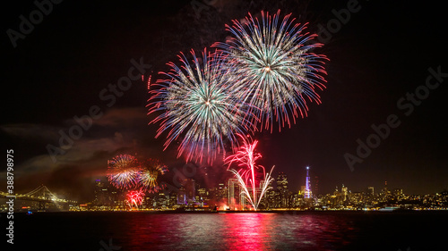 Obraz na plátně San Francisco New Year's Eve Fireworks with City Skyline