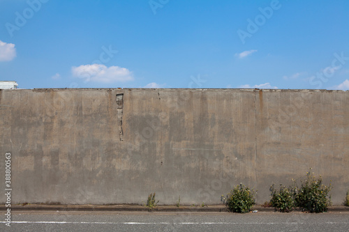 工場跡地の塀
