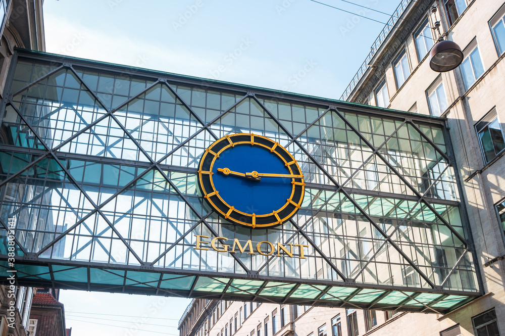 Copenhagen, Denmark- June 26, 2019: Corporate Clock Sign of Egmont Media  Group on the glass bridge between the buildings. foto de Stock | Adobe Stock