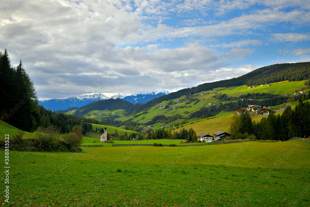 Das herbstliche Villnösser Tal in den Südtiroler Dolomiten