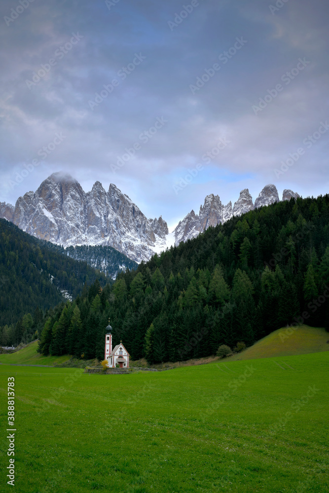Eine idyllische Südtiroler Kapelle vor den Geislerspitzen