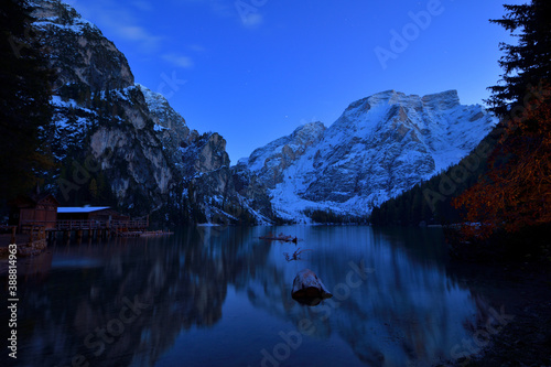 Foto Der Pragser Wildsee im Naturpark Fanes-Sennes-Prags in einer winterlichen Nacht