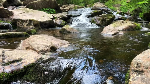 Fließendes Wasser in der Bode im Harz mit Felsen im Tageslicht