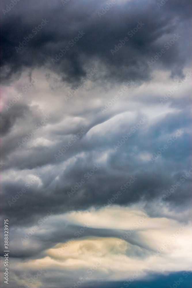 Fototapeta premium Stunning clouds covering the day skies