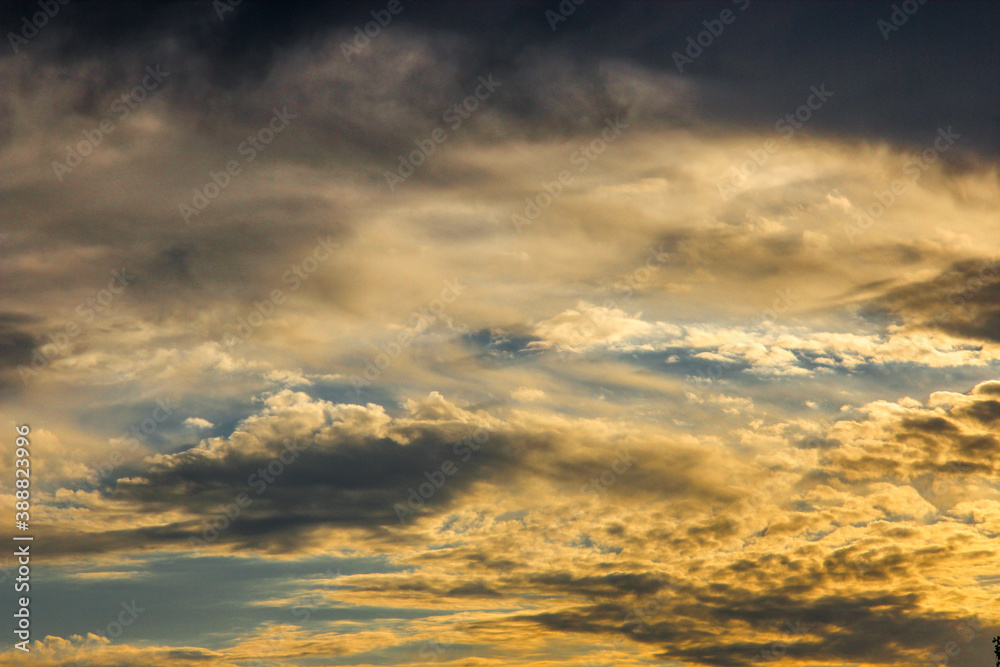 Obraz premium Stunning clouds covering the day skies