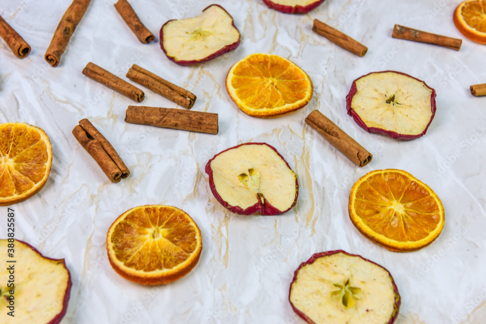 Weihnachtsliches Arrangement mit Zimt, Orangen- und Apfelscheiben und Sternanis Weihnachtsliches Arrangement mit Zimt, Orangen- und Apfelscheiben und Sternanis