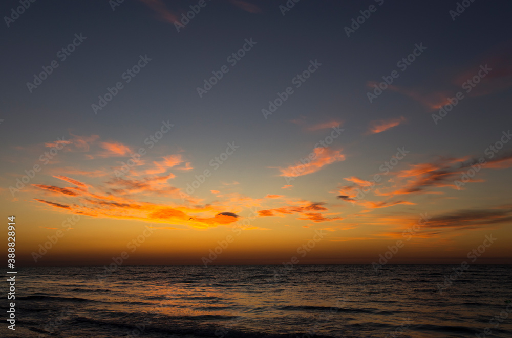 Obraz premium Colorful sunrise over the sea, landscape