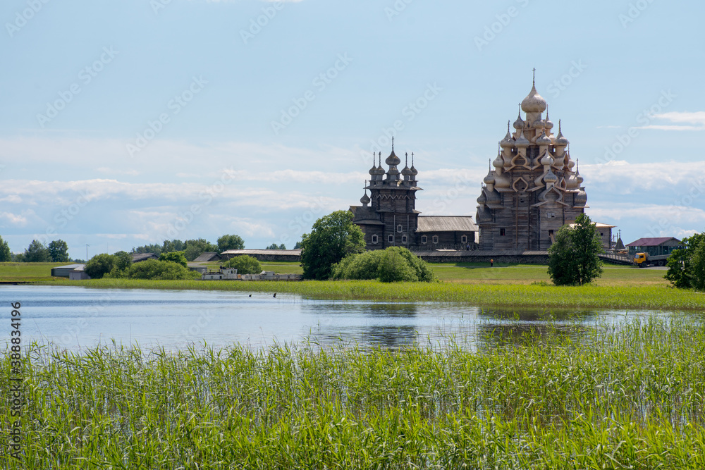 Obraz premium Wooden Church in the churchyard on the island of Kizhi