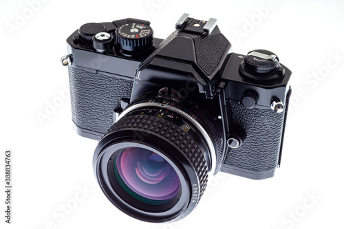 Foto schwarze analoge Spiegelreflexkamera Nikon FM2, freigestellt