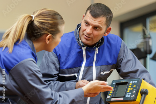Fotografija young mechanic studying the oscilloscope