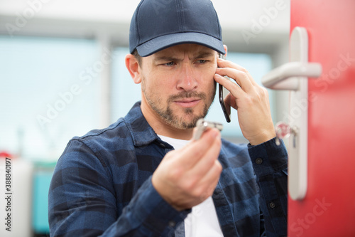 Fotografie locksmith on phone with apparent problem