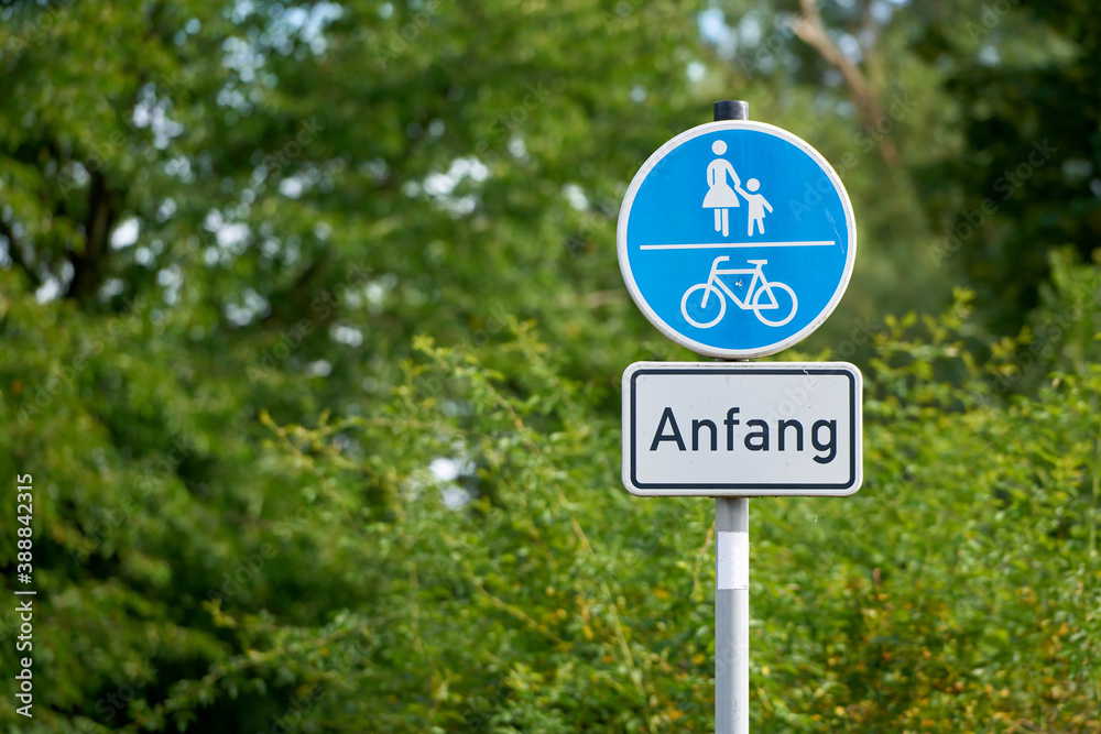 Verkehrsschild für Fußgänger und Radfahrer mit dem Hinweis 