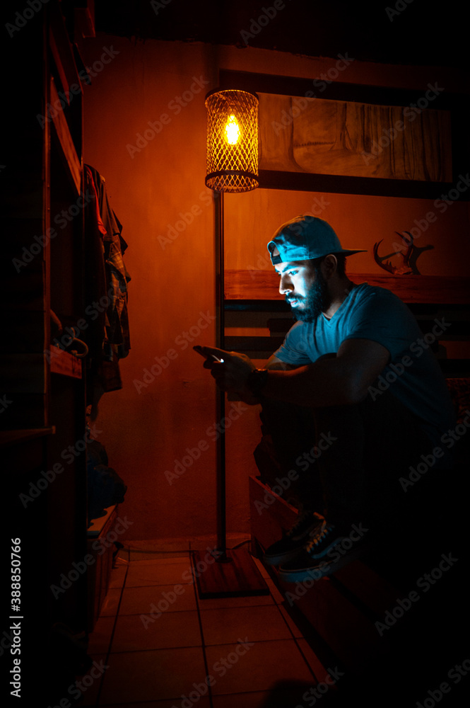 Fototapeta premium joven checando su celular en su abitacion