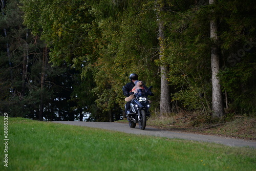 Tierischer Sozius.Mann auf Motorrad mit Teddybär photo