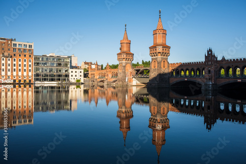 Εκτύπωση καμβά oberbaumbrücke crossing the river spree in berlin from kreuzberg to friedrichsha
