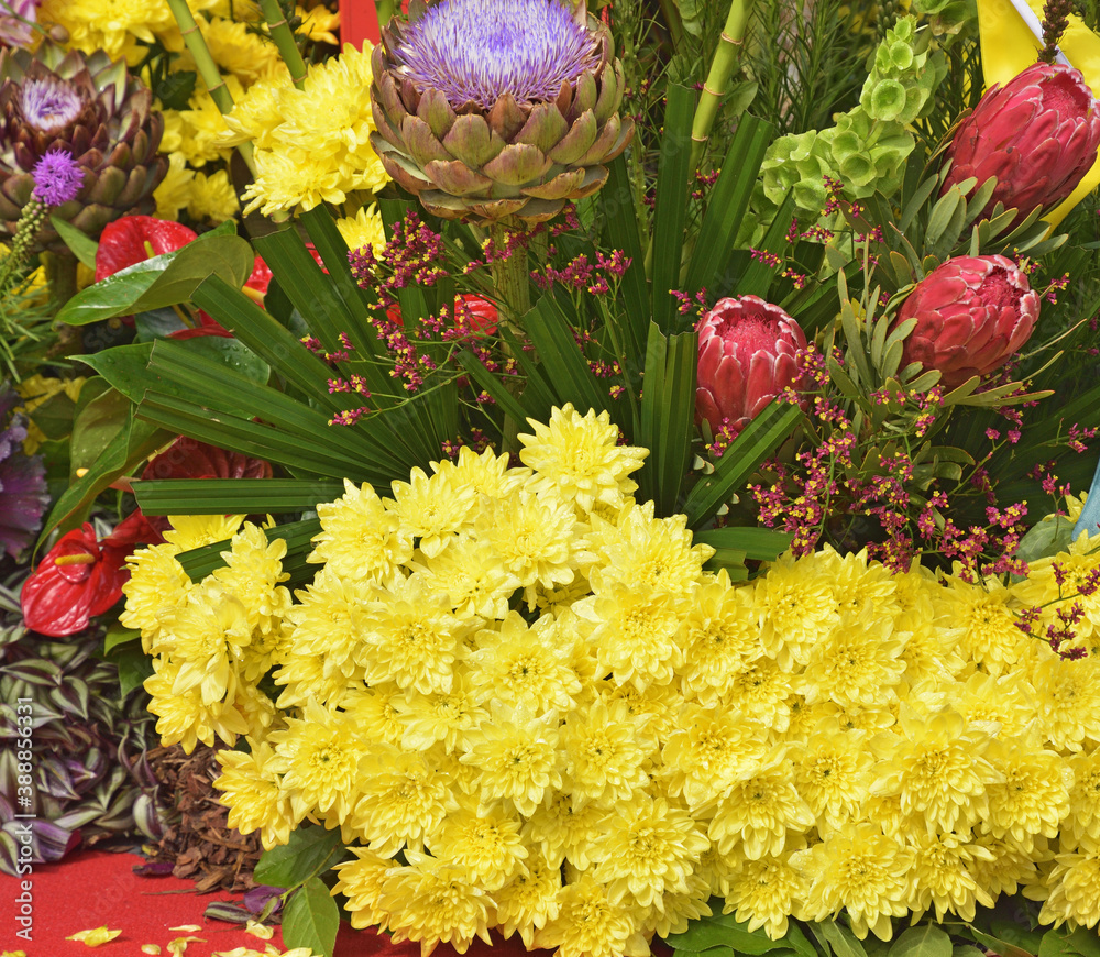 Flower arrangement with chrysanthemums.