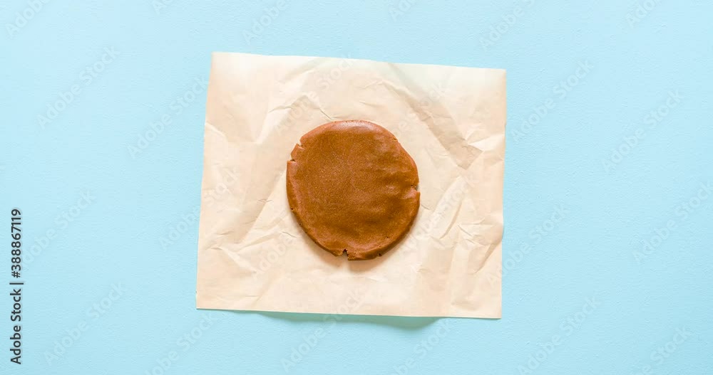 Making gingerbread cookies step by step on green background stop motion. Baking Christmas cookies, video recipe. Homemade gingerbread man recipe.
Making gingerbread cookies step by step on green background stop motion. Baking Christmas cookies, video recipe. Homemade gingerbread man recipe.