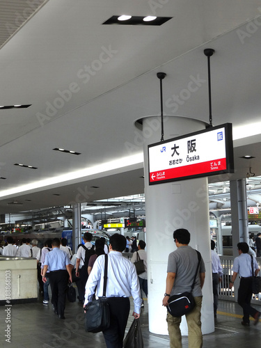 JR大阪駅の通勤風景