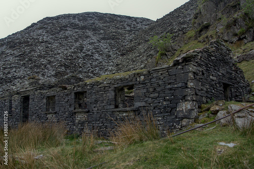Obraz na płótnie An abandoned British house in the mountains of slate and rock pieces w salonie