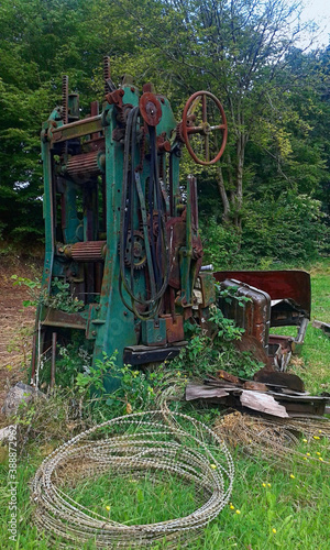 Obraz na płótnie Old and rusty barbed wire machine from the second world war w salonie