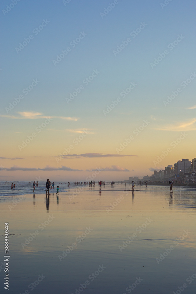 Obraz premium sunset on Argentine beach. February 2020