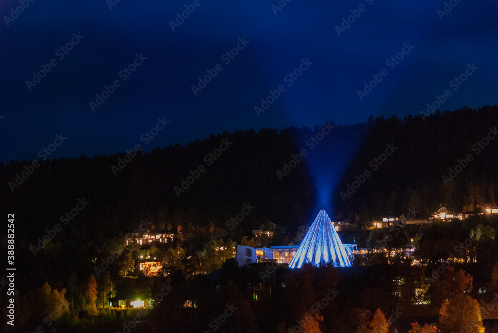 Φωτογραφία The scenery of night Karasjok village with blue illuminated Sami parliament buil