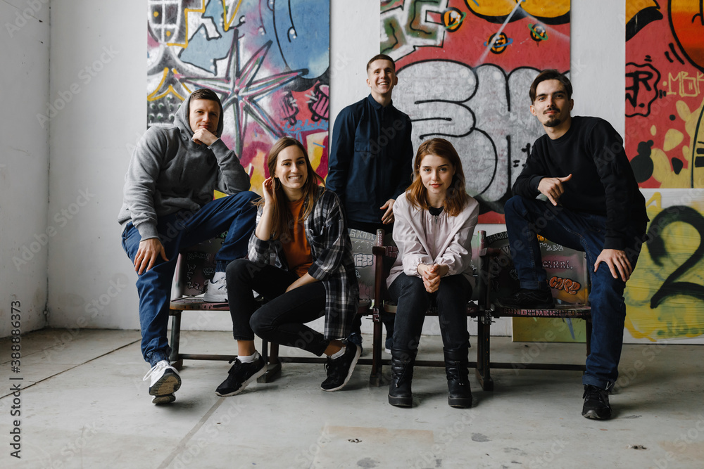 © Oleksii Syrotkin/Stocksy - Portrait of friends sitting on creative chairs © Oleksii Syrotkin/Stocksy - Portrait of friends sitting on creative chairs