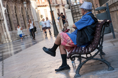 Hombre Mayor o Abuelo Descansado y Sentado cerca de la Catedral de la ciudad de Malaga, Costa del Sol, Andalucia, España photo