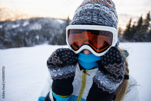 Foto Woman in ski suit enjoying her vacation .