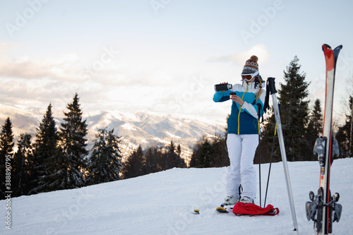 Obraz na plátně Sportswoman stopped to relaxing during skiing.