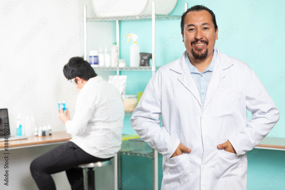 Obraz premium Proud enterprising man in his lab