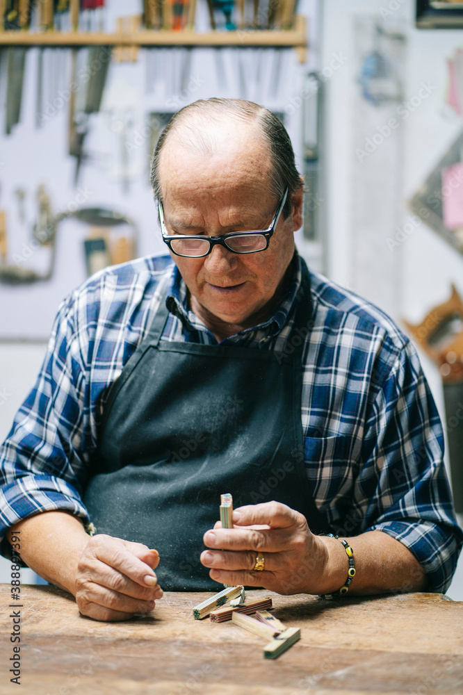 © Daniel González/Westend61 - Man standing by workbench at workshop