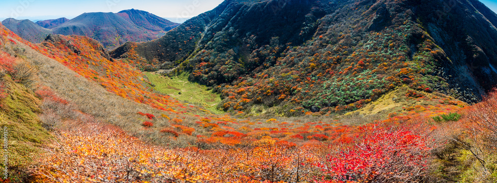 三俣山の大鍋と呼ばれる火口跡、目を見張る紅葉の絶景。
