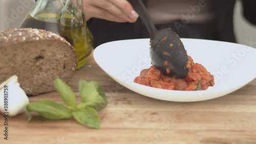 Pappa al pomodoro nel piatto - ricetta tipica italiana e toscana