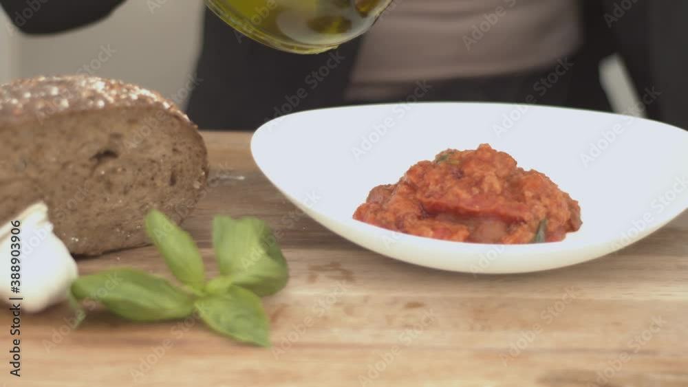 Verso olio extra vergine di oliva su ricetta con pappa al pomodoro toscana Verso olio extra vergine di oliva su ricetta con pappa al pomodoro toscana