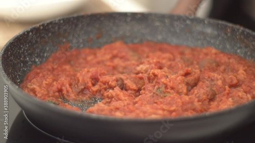 Cucino pappa al pomodoro in padella, ricetta tipica toscana e italiana