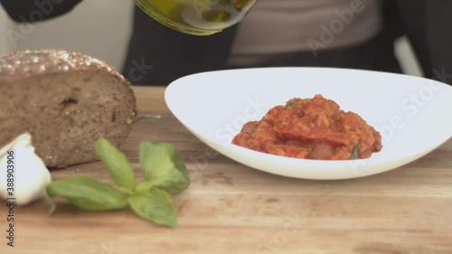 Verso olio extra vergine di oliva su ricetta con pappa al pomodoro toscana