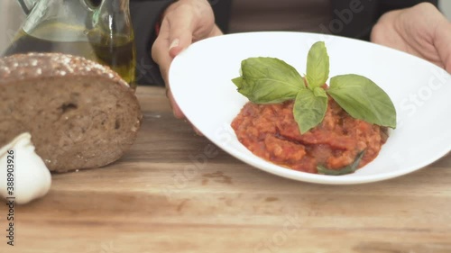 Piatto di pappa al pomodoro - ricetta tipica italiana della toscana