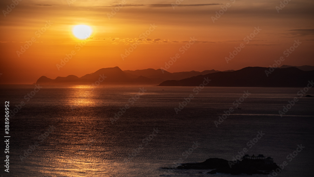 兵庫県・かすみたつ日本海、ノイジーな朝の風景、かげろひ
